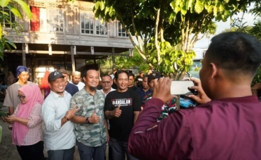 Andi Sudirman Sapa Relawan di Kabupaten Pinrang hingga ke Kolong Rumah