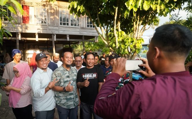 Andi Sudirman Sapa Relawan di Kabupaten Pinrang hingga ke Kolong Rumah